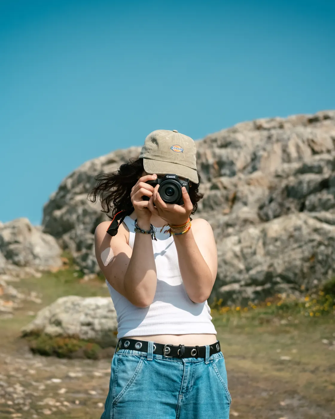 Charly photographiant face aux rochers