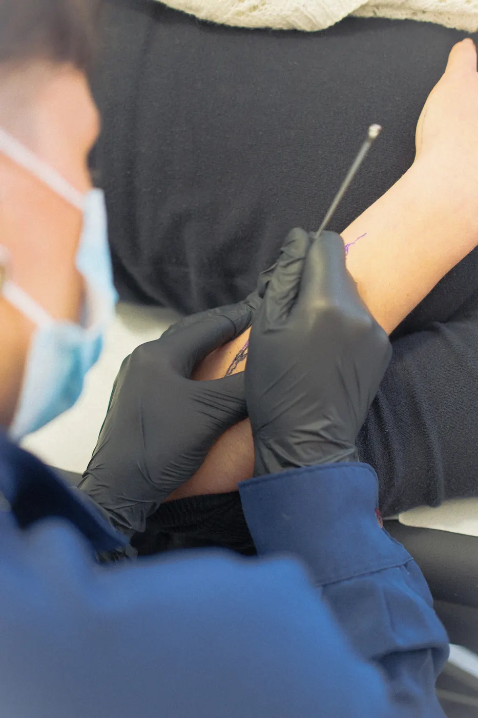 Tatoueuse au travail