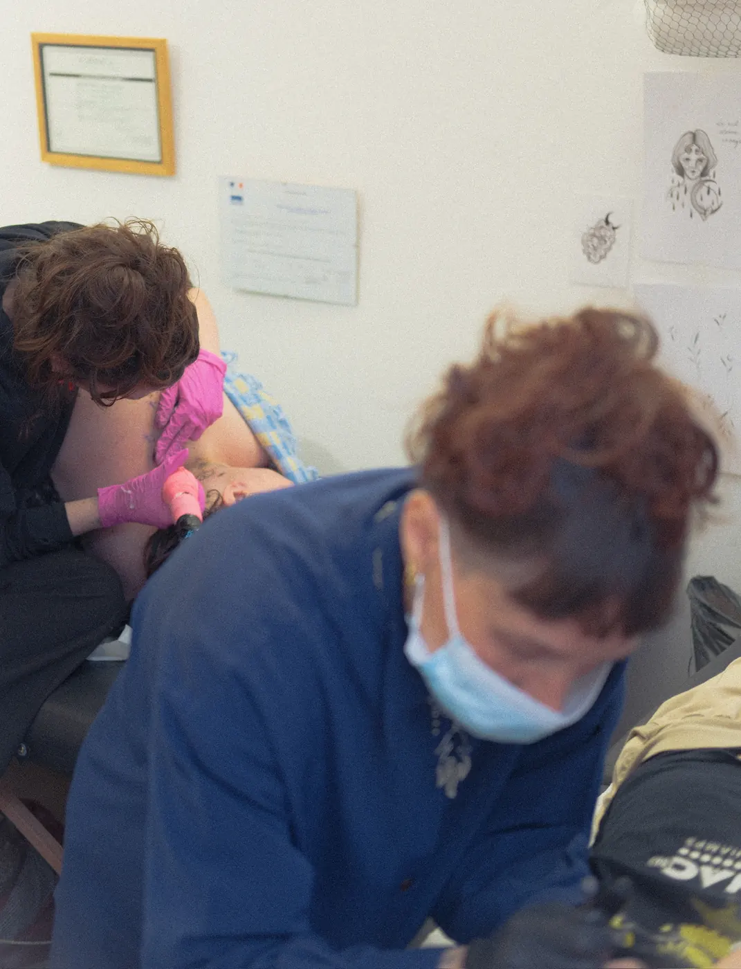 Tatoueuse au travail pendant le projet Les Gorgones