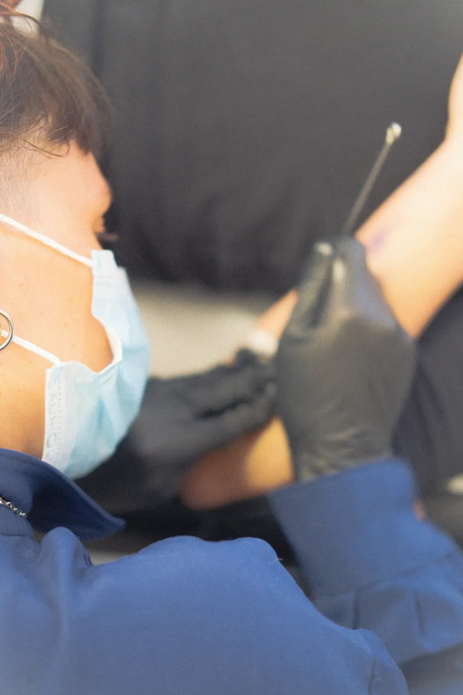 Tatoueuse au travail pendant l'événement