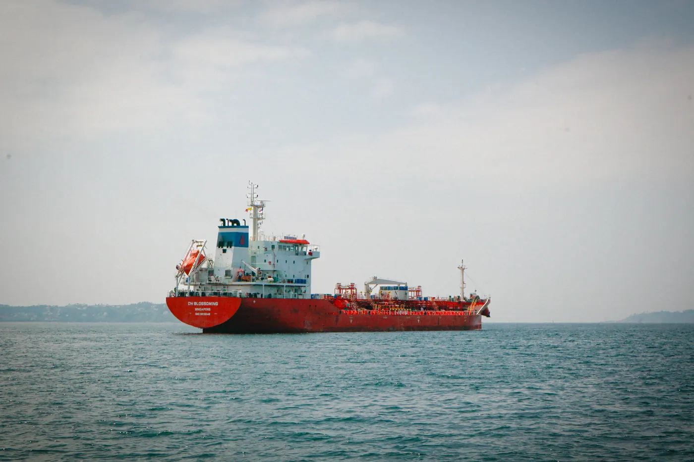 Navire dans un paysage maritime