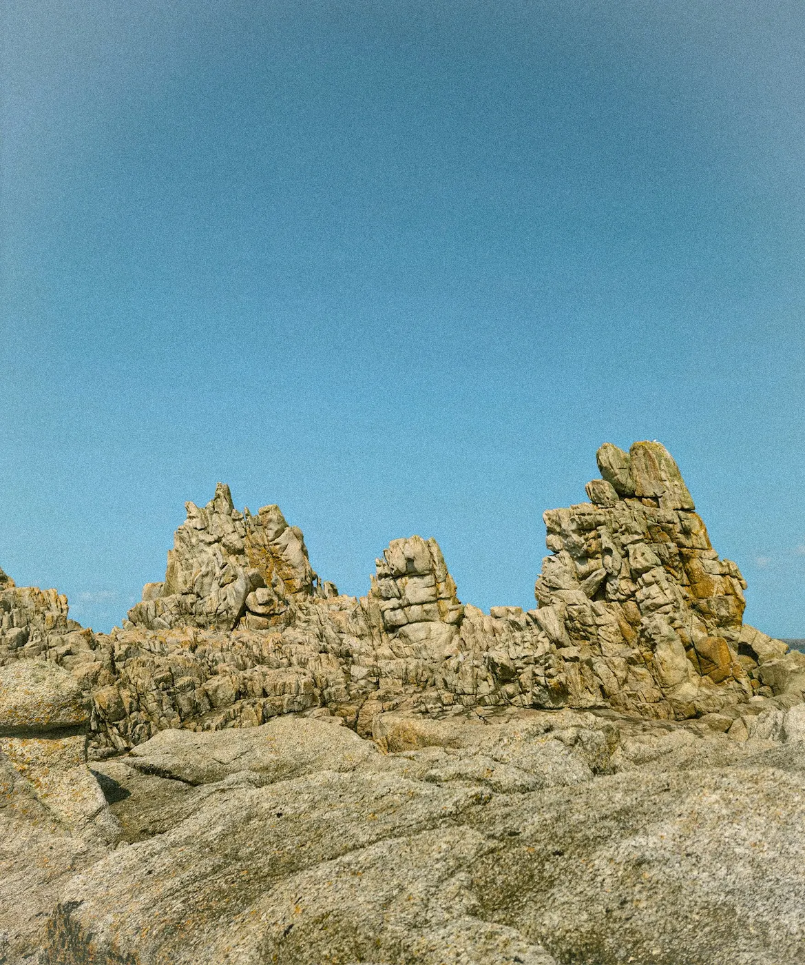 Rochers sur le littoral