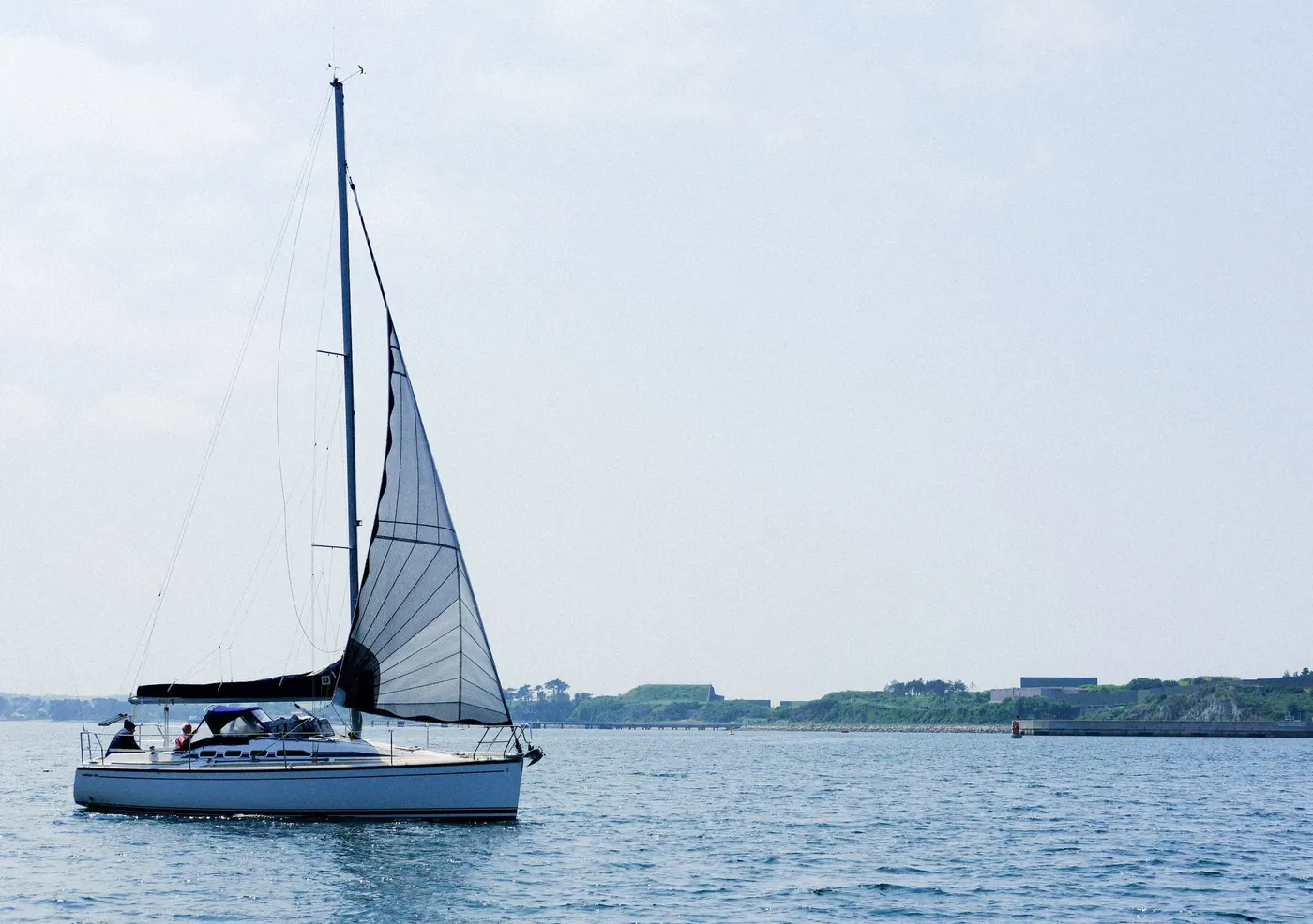 Voilier sur l’eau, vue 03