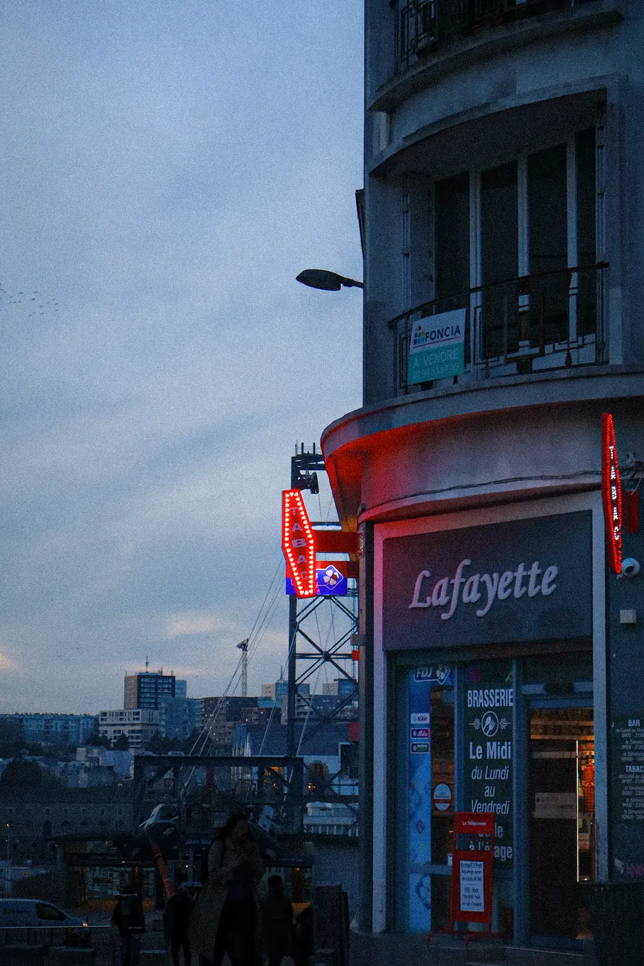 Scène urbaine photographiée de nuit